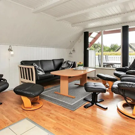 Three-bedroom Holiday In 86 *