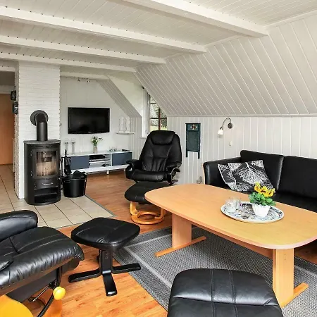 Three-bedroom Holiday In 86 * Blavand